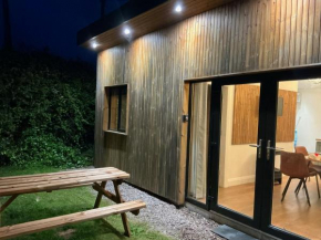 Beach Cabin - 4 mins walk to Ardnahinch Beach, 10 min walk to Garryvoe Hotel & 5 min drive to Ballymaloe House - Eircode P25KN53